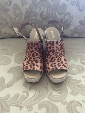 Qupid Women’s 9 Leopard Print Open-Toe Wedge Heeled Sandals Buckle Brown Tan